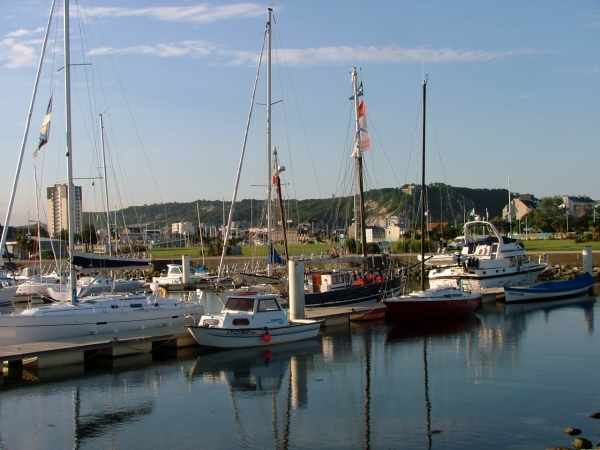 La Marina sur fond de montagne du Roule...