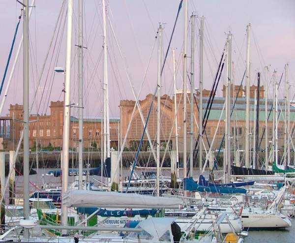 La Marina sur fond de cité de la Mer...