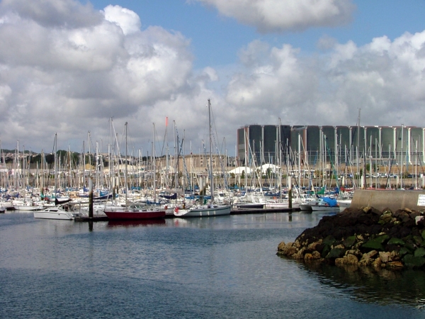 L'entrée de la Marina et en fond, l'arsenal et le grand hall où se construisent les sous-marins...