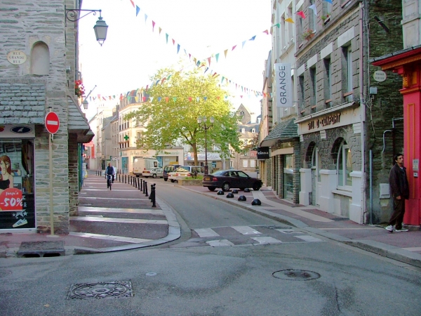 La rue Tour Carrée et la place de la Révolution...